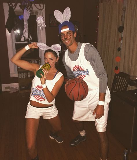 Basketball Player Costume, Lola And Bugs, Rafinha Alcantara, Space Jam Costume, Diy Basketball, Julian Draxler, Diy Couples Costumes, Casa Halloween, Couples Costume