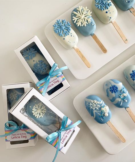 Cake pop and cakery by Nur on Instagram: “I have Jenny in the studio today. She requested to learn and to make 20pcs cakesicles with frozen theme in our private session. She want to…” Cake Sicles, Frozen Cake Pops, Popsicles Cake, Ice Cream Cake Pops, Christmas Themed Cake, Disney Frozen Party, Disney Birthday Cakes, Frozen Birthday Cake, Blue Desserts