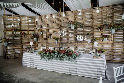 Wood Backdrop Wedding, Pallet Wedding Decor, Wedding Pallet, Pallet Backdrop, Protea Wedding, Bridal Party Tables, Reception Bar, Pallet Wedding, Reception Backdrop