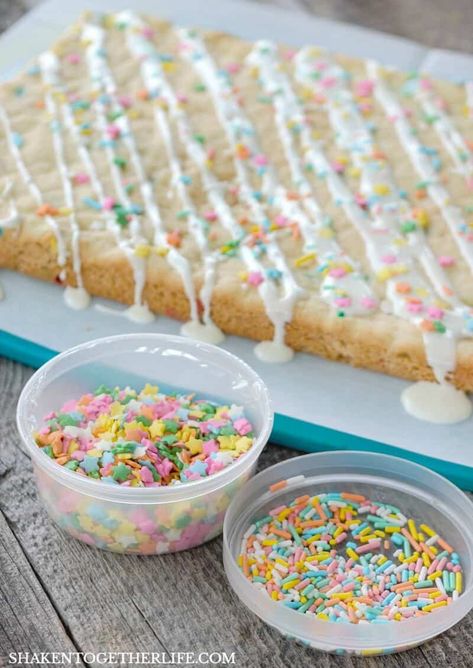 Funfetti Cake Mix Cookie Bars are an easy dessert perfect for any occasion! One of my favorite cake mix recipes! Funfetti Cake Mix Cookies, Homemade Brownie Mix, Cake Mix Cookie Bars, Brownie Mix Cookies, Cookie Bars Easy, Funfetti Cookies, Funfetti Cake Mix, Cookie Brownie Recipe, Cookies Bars