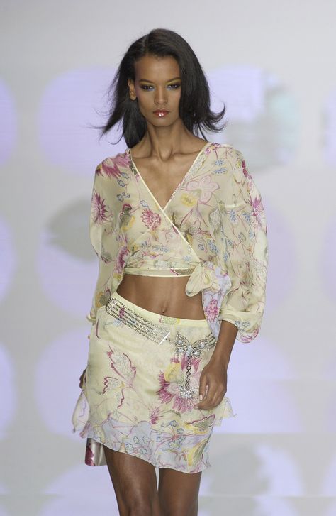 2000s Runway, 2004 Runway, Liya Kebede, Work Time, Boho Chic Outfits, 2000s Fashion, Fashion Week Spring, Aesthetic Fashion, Couture Fashion