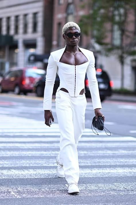 The best part of New York Fashion Week is the fashionable street style. Here, we round up the best street style looks to come from NYFW SS23. Nyfw Men Street Style, Black Queer Fashion, Queer Runway Fashion, Rome Fits, Runaway Outfit Fashion Show Men, Nyfw Ss23, Black Male Models On The Runway, Queer Aesthetic, Queer Style