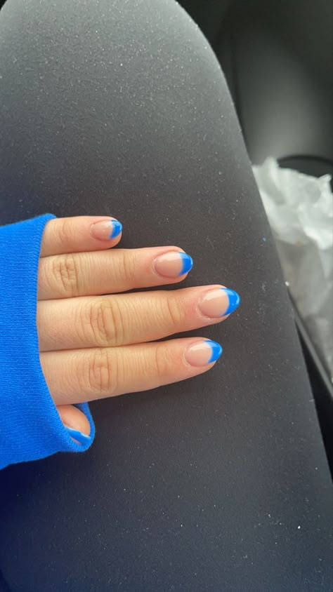 Gel Nails Ideas No Tips, Preppy Winter Nails Short, Electric Blue French Tip Nails Almond, Back To School Nails Dip Short, Nail Ideas Acrylic Back To School, Cute Nails Blue French Tip, Simple Summer Nails No Design, Cute Shorter Nails, Cute Nail Ideas For Spring French Tip