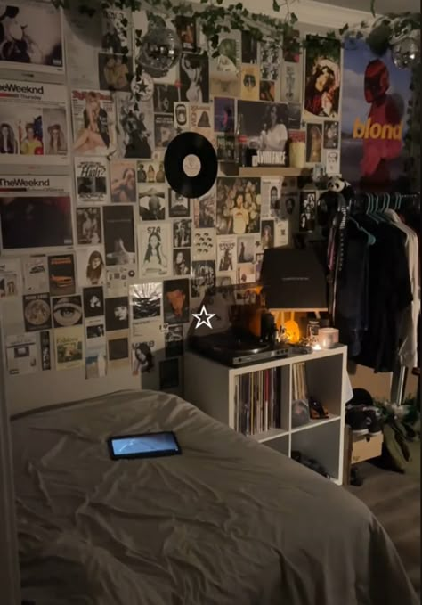 Bedroom With Music Posters, Guitarist Room Ideas, Music Lover Bedroom Ideas, Guitarist Bedroom Aesthetic, Bedroom Ideas Music Theme, Rock N Roll Room Aesthetic, Rockstar Room Ideas, Room Ideas Edgy, Guitar Bedroom Ideas