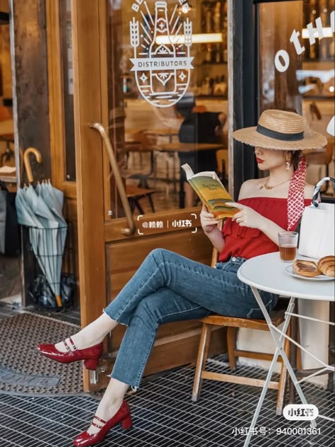 Sitting At Cafe Pose, Photo At Cafe, Cafe Shoot Ideas, Coffee Shop Poses Photo Ideas, Cafe Editorial, Coffeeshop Photoshoot, Cafe Photoshoot Ideas, Cafe Pose Ideas, Vintage Street Photography