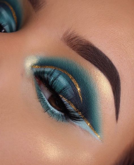 𝐵𝓊𝓉𝓉𝒸𝒽𝒾𝓃 𝑅𝑒𝓃 on Twitter: "if Princess Jasmine was a makeup look💙💛… " Princess Jasmine Makeup, Jasmine Makeup, Make Up Kits, Dramatic Wedding Makeup, Make Up Gold, Gold Eyeliner, Gold Eye Makeup, Dramatic Eye Makeup, Make Up Inspiration