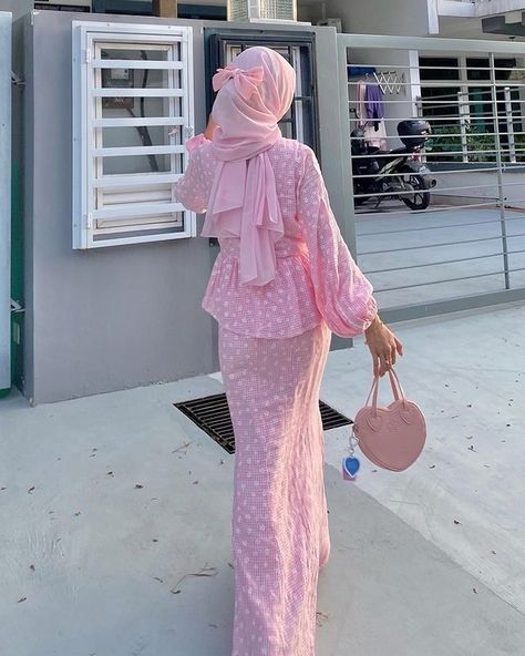 Hijab Pink Outfits Modest Fashion, Hidayah Core, Barbie Inspired Outfits Hijabi, Cute Pink Hijabi Outfits, Modest Pink Outfits Aesthetic, Pink Modest Dress Hijab, Hijabi Barbie Outfit, Barbie Hijab Outfit, Pink Muslim Aesthetic