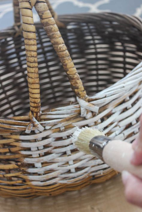 Revive old and thrift store baskets with this easy paint technique. Great way to give them a beautiful "French Antique" look! Painting Baskets Diy, Repurposed Baskets, Basket Redo, Wicker Basket Diy, Paint Wicker Basket, Longaberger Basket Ideas, Painting Baskets, Basket Makeover, Painted Baskets