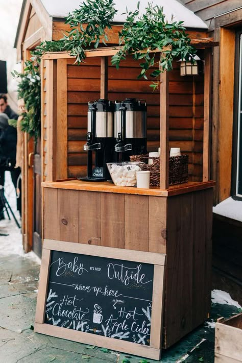 15 Apple Cider Bar Ideas for Your Fall Wedding Apple Cider Bar Ideas, Cider Bar Ideas, Apple Cider Bar Wedding, Apple Cider Wedding, Apple Cider Bar, Wedding Drinks Reception, November Baby Shower, Hot Cocoa Stand, Coffee Bar Wedding