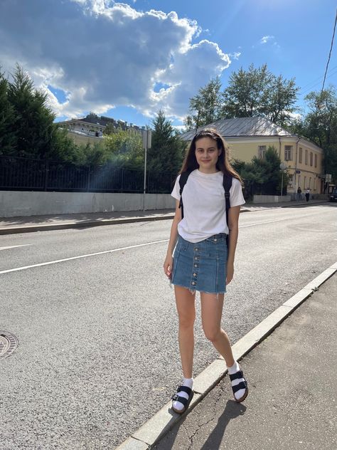 Nike Socks And Birkenstocks Outfit, Sandals Socks Outfit, How To Style Birkenstock Sandals, Birkenstock Socks Outfit, Summer Outfits Birkenstocks, Socks And Sandals Street Style, Black Birkenstocks Outfit, Birkenstock Sandals Outfit Summer, Birkenstock With Socks Outfit