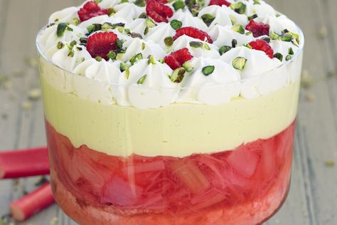 Keto Ruhbarb, Rhubarb Keto, Rhubarb Trifle, Healthy Trifle, Keto Rhubarb, Baked Western Omelet, Rhubarb Desserts, British Desserts, Trifle Dish