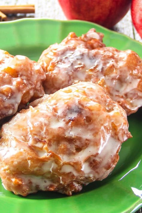 Apple Fritters Recipe, Bananas Foster French Toast, Homemade Doughnuts, Glazed Donuts, Fritters Recipe, Fast Breakfast, Apple Fritter, Breakfast Sweets, Fritter Recipes