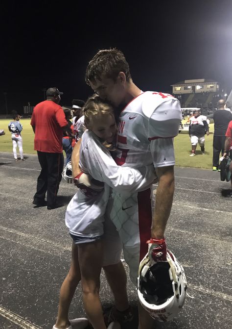 Pics With Football Boyfriend, Pics To Recreate With Boyfriend Football, Pictures With Football Boyfriend, Football Boyfriend Pictures, Fnl Couple Pics, Highschool Boyfriend Aesthetic, Cute Football Pictures With Boyfriend, Boyfriend Pictures Football, Cute Couples Goals Aesthetic Football