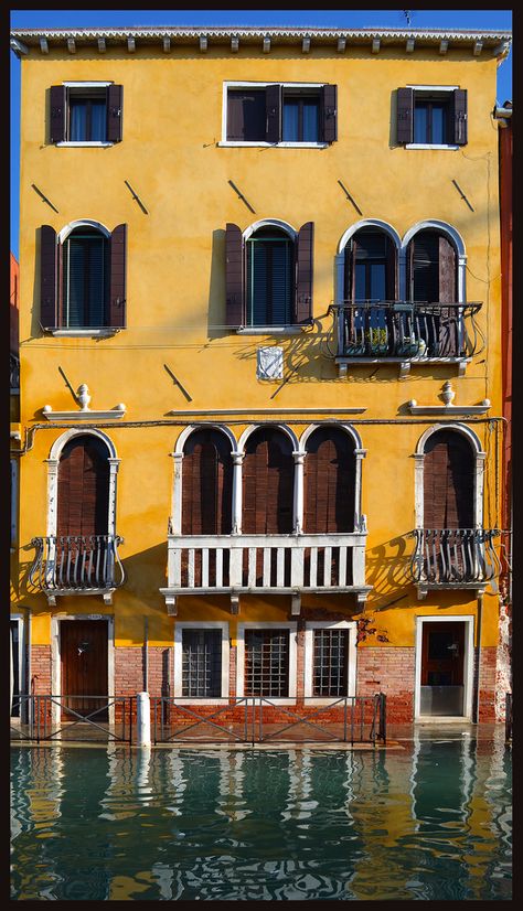 A building on the Rio di Santa Fosca in Venice Coloured Houses, Venice House, Homes In Italy, Venice Painting, Italy Home, Rainbow Photo, Italian Architecture, Building Facade, House Paint Exterior