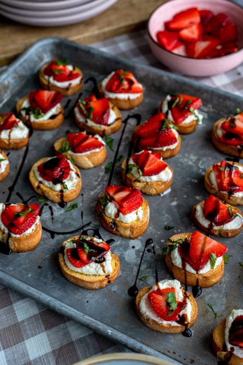 Strawberry Whipped Ricotta Crostini Strawberry Crostini, Appetizer Crostini, Appetizers Easy Recipes, Appetizer For A Crowd, Bday Food, Ricotta Crostini, Aubergine Recipe, Crostini Appetizers, Whipped Ricotta