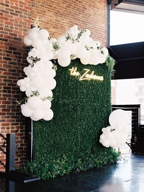 Balloon Garland On Greenery Wall, Greenery Backdrop For Wedding, Bridal Shower Grass Backdrop, Backdrops With Greenery, Greenery Wall With Balloon Arch, Event Picture Wall, Selfie Backdrop Wedding, Grass Wall And Balloon Backdrop, Green Foliage Backdrop