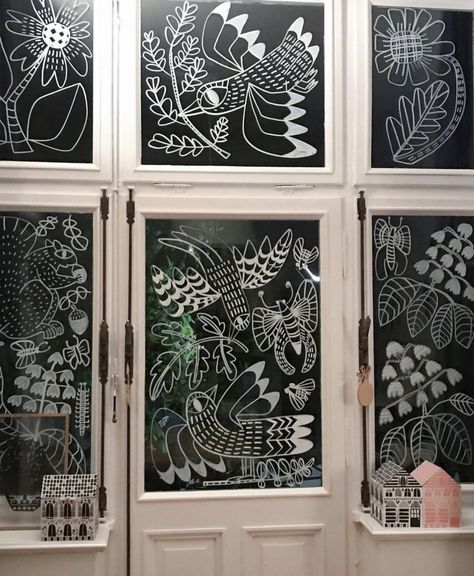 Spring Window Display, Painted Window Art, Window Mural, Window Display Retail, Christmas Window Painting, Tricia Guild, Window Illustration, Chalk Design, Window Drawing