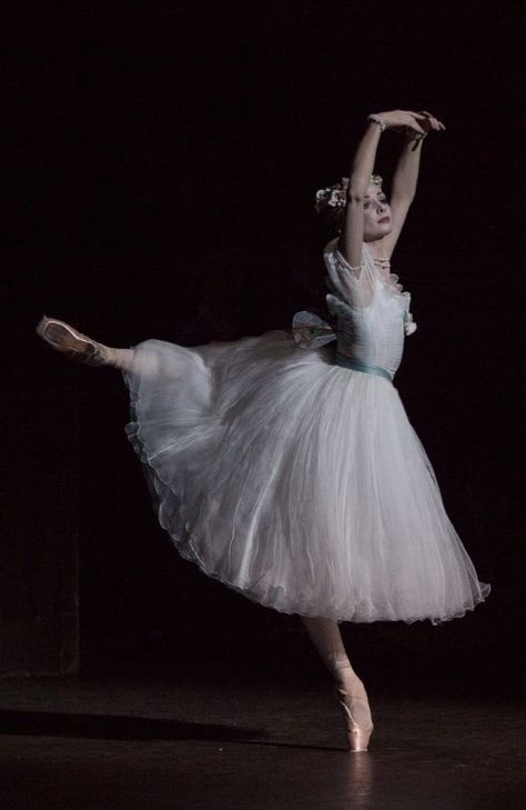 pretty pic! Evgenia Obraztsova in “La Sylphide.” Photo by Anne Deniau. Evgenia Obraztsova, La Sylphide, Svetlana Zakharova, Ballet Tutus, Ballet Pictures, Dance Forever, Ballet Beauty, Ballet Poses, Ballet Inspiration