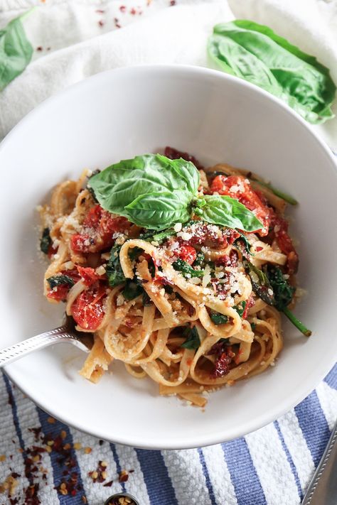 Spicy tomato and spinach linguine Spinach Linguine, Tomato Linguine, Spinach Tomato Pasta, Linguine Recipes, Spicy Pasta, Sun Dried Tomatoes, Easy Pasta Recipes, Fresh Pasta, Pasta Dish