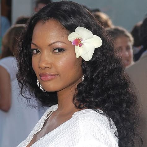 Flower In Hair Black Women, Hairstyles 00s, 00s Hairstyles, Kawaii Beach, 2000s Hair, Flower In Hair, Hair Flowers, Malibu Barbie, Coconut Girl