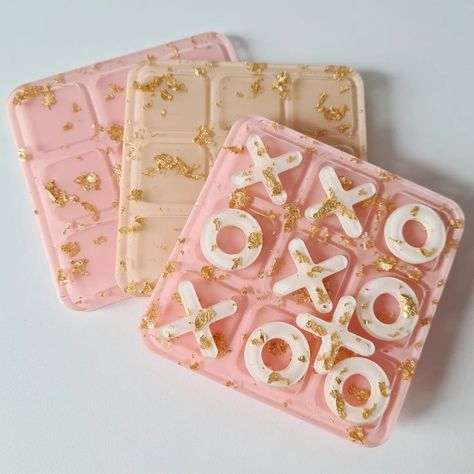 Cute little Tic Tac Toe sets. Pastel colours; pink, brown & cream with gold coloured flakes. Resin Art. Handmade, which makes each item unique. Lovely game as a gift, as decoration or just to play with yourself. Pink Resin Art, Resin Business Ideas, Smiley Accessories, Unique Resin Ideas, Resin Tic Tac Toe, Resin Plate, Pocket Hugs, Diy Resin Projects, Iphone Wallpaper Sky