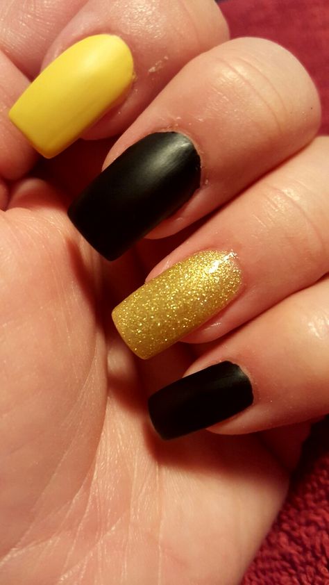 Black And Yellow Nails Acrylic, Hufflepuff Inspired Nails, Black And Gold Football Nails, Hufflepuff Nail Designs, Hufflepuff Nails Simple, Hufflepuff Acrylic Nails, Soccer Nails Design, Hufflepuff Nails, Black Nails With Yellow Accent