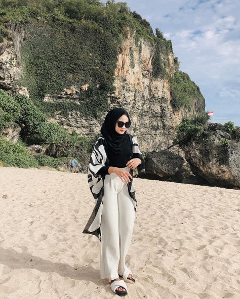 Hijab Outfit Beach Style Dress, Hijab Outfit For Beach, Beach Outfits Hijab Style, Beach Ootd Hijab Casual, Beach Outfit For Hijab, Hijab Outfit Travel, Outfit For Beach Hijab, Hijab Summer Outfits Beach, Beach Outfit Hijab Summer