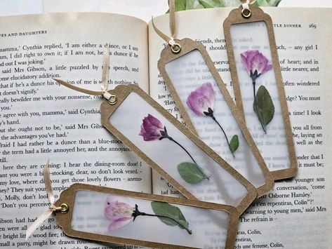 Pressed Flower Bookmarks, Floral Bookmarks, Flower Bookmarks, Handmade Bookmarks Diy, Diy Photo Book, Diy Crafts Bookmarks, Pressed Flower Crafts, Tags Diy, Bookmark Craft