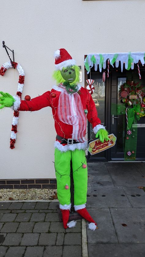 Home made Grinch model Outdoor Christmas Diy, Grinch Christmas Tree, Office Christmas Decorations, Office Christmas, Grinch Christmas, Diy Life, Life Size, Outdoor Christmas, Grinch