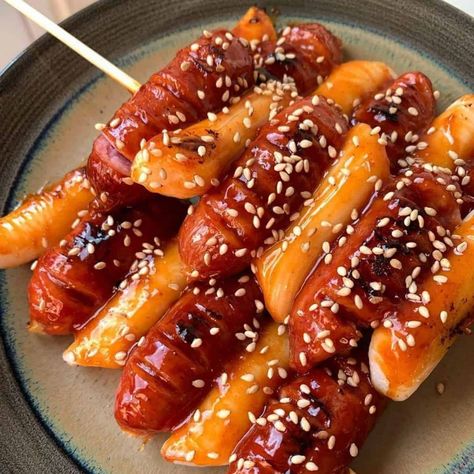 Sotteok (So-tteok So-tteok), Korean Hot Dog & Rice Cake Skewers! Korean Skewers Street Food, Rice Cake Skewers Recipe, Korean Rice Cake And Sausage Skewer, Korean Rice Cake Skewers, Korean Rice Dog, So Tteok, Korean Skewers, Topokki Korean, Tteok Recipe