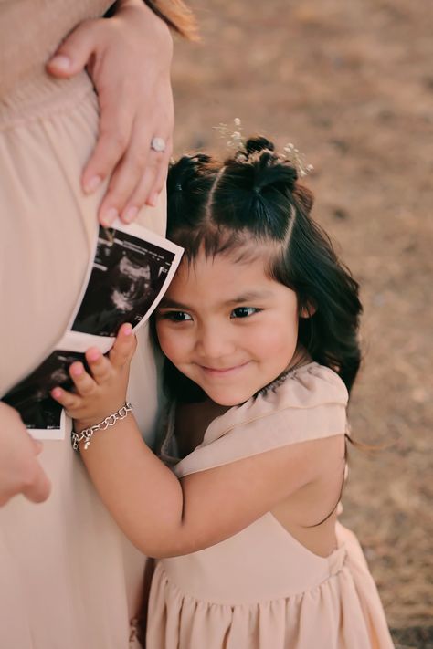 Sister Maternity Pictures, Mother Daughter Maternity, Sibling Baby Announcements, Family Baby Announcement, Pregnant Announcement, Pregnancy Announcement Pictures, Daughter Photo Ideas, Pregnancy Announcement Big Sister, Pregnancy Announcement Photoshoot