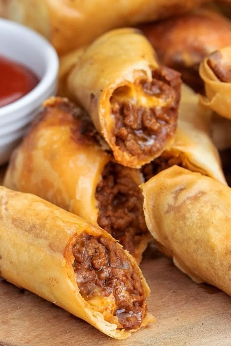 Burger Spring Rolls, Spring Roll Pastry Ideas, Cheese Burger Spring Rolls, Spring Roll Ideas, Cheeseburger Rolls, Beef Spring Rolls, Burger Rolls, Cheeseburger Spring Rolls, Uni Recipes