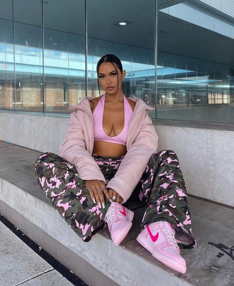 Nike Dunks Outfit Woman Street Styles, Pink And Camo Outfit, Nike Dunk Low Outfit Woman, Dunk Low Outfit Women, Nike Dunk Low Outfit, Dunks Outfit Woman, Sporty Summer Outfits, Dunk Outfit, Dunks Outfit