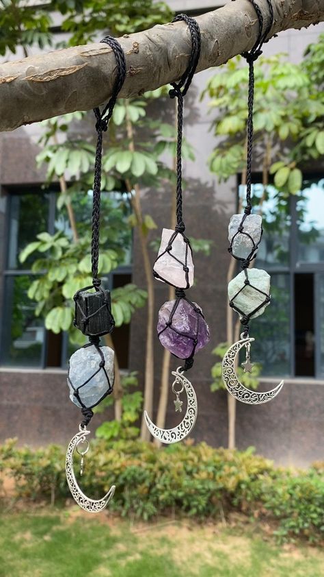 Rock And Crystal Crafts, Crystal Ideas Diy, Crafts Using Crystals, Diy Crystal Decor, Crystal Craft Ideas, Crystal Crafts To Sell, Crystal Art Crafts, Crystal Wrapping Diy Macrame, Crystal Display Ideas Decor