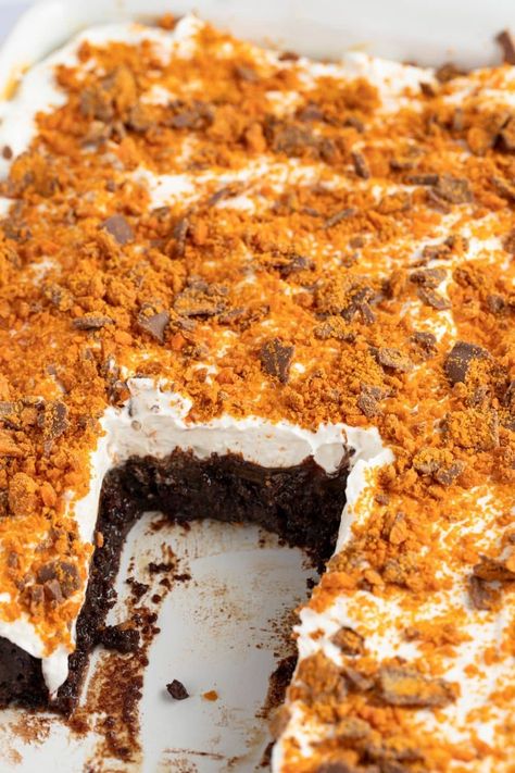 This Butterfinger poke cake is an easy dessert the family will love. With devil's food cake, hot fudge, caramel, and Butterfingers, it's to die for! Easy Butterfinger Bundt Cake, Butterfinger Poke Cake, Finger Dessert, Butterfinger Cake Recipe, Butter Finger Dessert, Butterfinger Cake, Fudge Caramel, Fudge Dessert, Devil's Food Cake