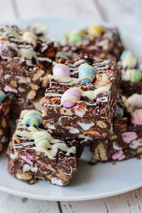 Cafe Cakes, Rocky Road Recipe, No Bake Recipe, Tray Bake Recipes, Easter Baking, Digestive Biscuits, Rocky Road, Easter Dessert, Easter Cakes