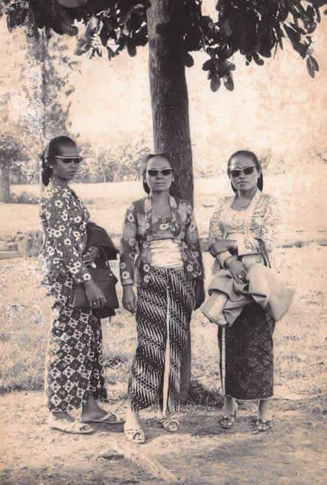 Badass kebaya ladies 60s Malay Fashion, Kebaya Vintage, Jawa Traditional Clothes, Indonesian Traditional Clothes Women, Kebaya Tradisional Melayu, Indonesian Clothing, Indonesian Kebaya, Anne Avantie Kebaya, Indonesian Culture