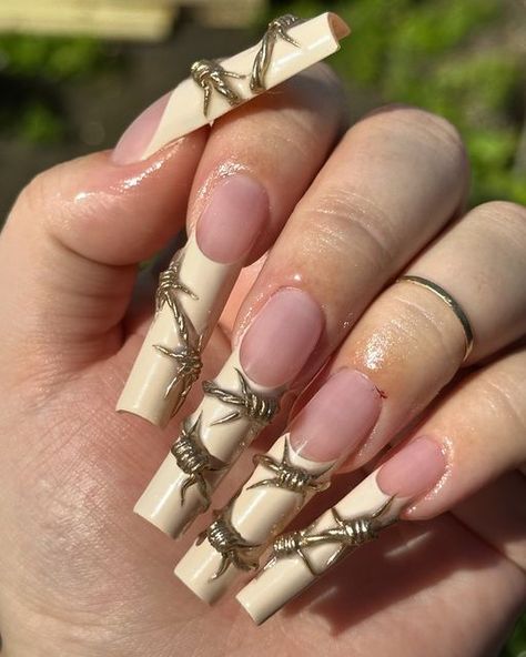 rachael | albany nail tech🍉 on Instagram: "barbed wire but make it ✨gold✨   inspo from @hollywiththegoodnails  original inspo by @hotebonynailz   . . . . #setsbyrach #acrylicnails #acrylicnailsdesign #acrylicnailtech #vbp #vbeautypure #nailsnailsnails #nailart #naildesign #abstractnails #3dnails #3dnailart #518nails #518nailtechs #518nailtech #nailaddict #chromenails #frenchtipnails #albanynailtech #albanyny #albanynynailtech #albanynynails #newyorknails #chromenailart #teamvbp #vbeautypure" Barbed Wire Nails, Gold Inspo, Wire Nails, Ny Nails, Chrome Nail Art, Hippie Nails, Punk Nails, Really Cute Nails, Festival Nails