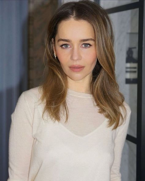 Emilia Clarke Hair, Emilia Clarke Style, British Celebrities, Rebecca Ferguson, Elizabeth Hurley, Female Celebrities, Emilia Clarke, Girl Crushes, About Hair