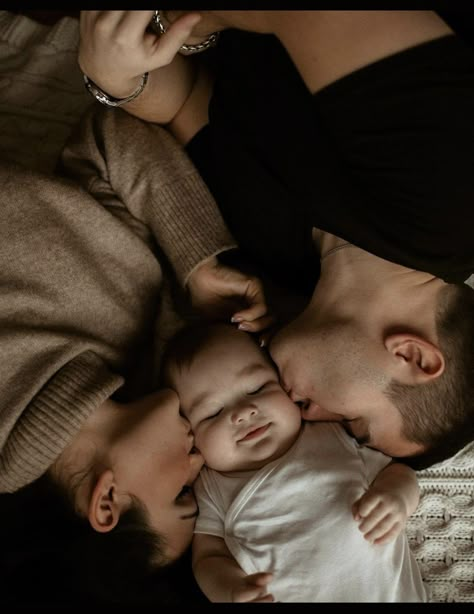 Newborn Family Shoot, Newborn Family Pictures, First Family Photos, Baby Family Pictures, One Month Baby, Family Photos With Baby, Baby Announcement Pictures, Maternity Photography Poses Pregnancy Pics, Newborn Family Photos