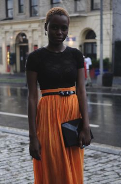 Dark and lovely!! Working Girl Style, Sassy Fashion, Afro Punk Fashion, Ethnic Hair, Natural Afro, Orange Skirt, Naturally Curly Hair, Afro Punk, Dark Skin Women