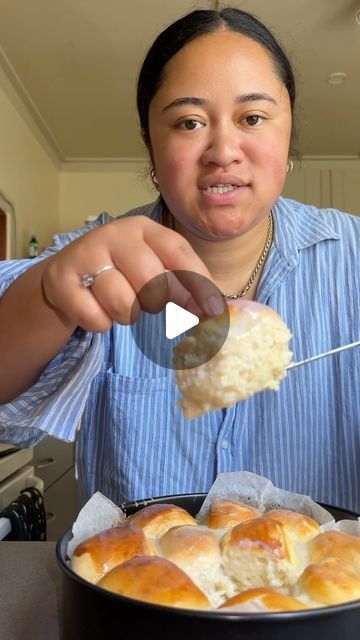 Panipopo Recipe Easy Dinner Rolls, Samoan Recipes Authentic, Coconut Buns Recipe, Samoan Desserts Recipes, Samoan Desserts, Panipopo Recipe, Pani Popo Recipe Hawaiian Rolls, Samoan Food Recipes Dishes, Samoan Food Recipes