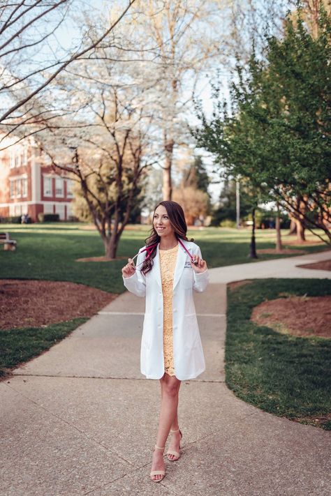 White Coat Graduation Photos, Nursing White Coat Pictures, White Coat Ceremony Picture Ideas, White Coat Photoshoot Doctor, White Coat Pictures Medical, White Coat Ceremony Photos, White Coat Ceremony Photoshoot, Nursing White Coat Ceremony Outfit, White Coat Graduation Pictures