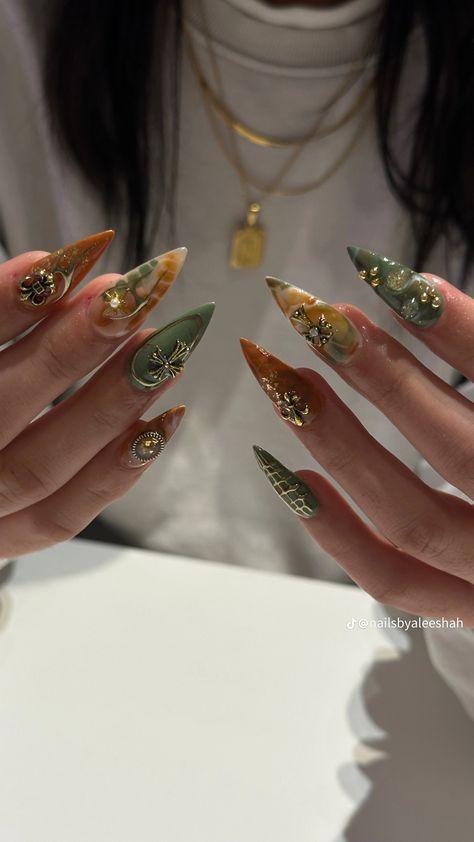 Orange Nails Stiletto, Nature Themed Nails, Autumn Nails Orange, Gold And Green Nails, Nails For Fall Autumn, Nail Polish Aesthetic, Summer Art Ideas, Gemstone Nails, Patriotic Nail