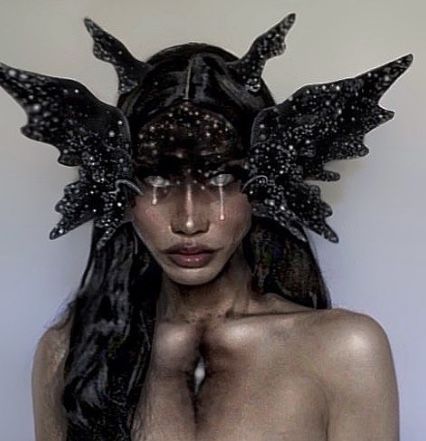 Drian Bautista Makeup, Creature Makeup Looks, Dark Faun Makeup, Gothic Drag Makeup, Spooky Drag Makeup, Devil Makeup, Dark Fairy, Fashion Drawing Dresses, Creepy Halloween