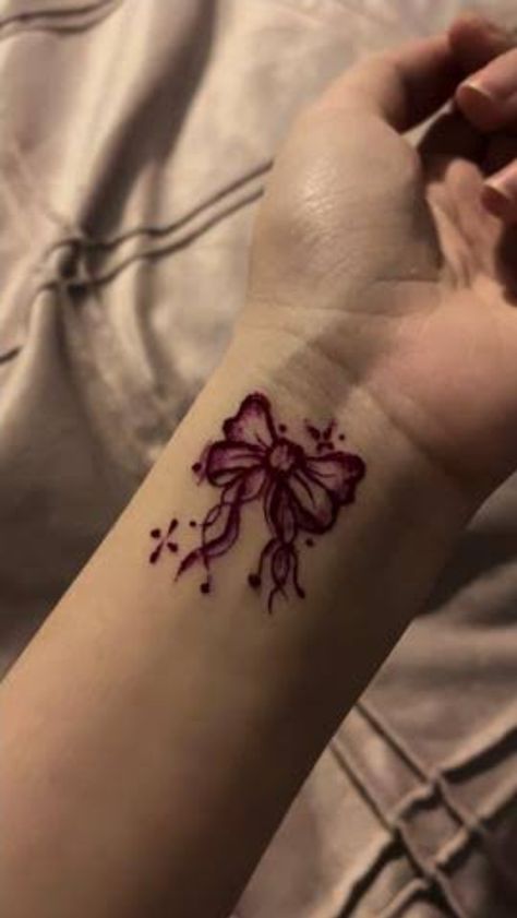 Aesthetic Simple Mehendi Designs, Ribbon Mehndi Design, Bow Mehndi Designs, Bow Mehndi, Bow Mehendi Designs, Bow Henna Design, Ribbon Henna, Hand Drawing Ideas On Skin, Simple Aesthetic Mehndi Designs