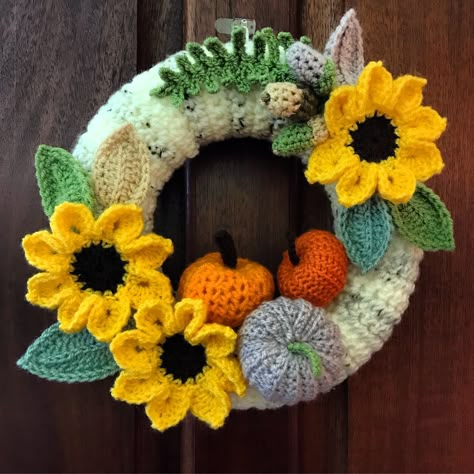 Crochet Ideas Clothes, Crochet Poppy Pattern, Fall Crochet Ideas, Thanksgiving Crochet Patterns, Crochet Wreath Pattern, Fall Crochet Projects, Crochet Fall Decor, Crochet Wreaths, Thanksgiving Crochet