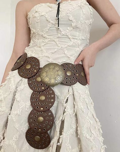 Bohemian Belt Outfit, Boho Disc Belt Outfit, Circle Belt Outfit, Boho Chain Belt Outfit, Bohemian Brown Belt For Festival, Western Style Brown Concho Belt, Country Chic Outfits, Cowboy Accessories, Cowboy Aesthetic