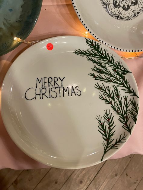 Ceramic Christmas Plates, Christmas Plate Painting Ideas, Plate Painting Ideas Diy, Christmas Pottery, Holiday Plates, Christmas Plate, Christmas Painting, Clay Bowl, Keramik Design