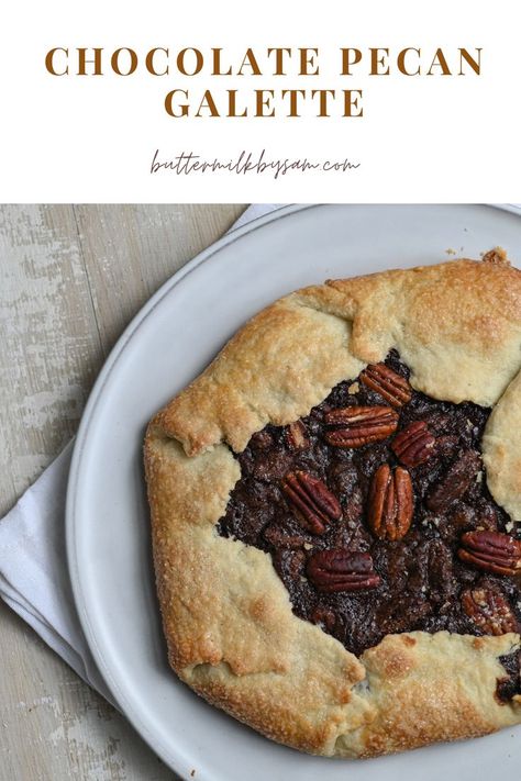 chocolate pecan galette Pies With Chocolate Crust, Chocolate Dessert With Pecan Crust, Chocolate Galette, Chocolate Nut Pie Crust Recipes, Pecan Pie Galette, Dessert Galette Recipe, Gallete Recipe, Chocolate Pie Crust, Pecan Tarts